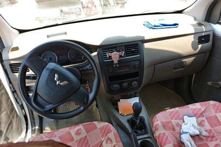 Used Wuling Rongguang V 2016 1.2L Practical Version Center Console