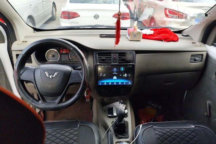 Used Wuling Rongguang V 2016 1.5L Practical Version Center Console