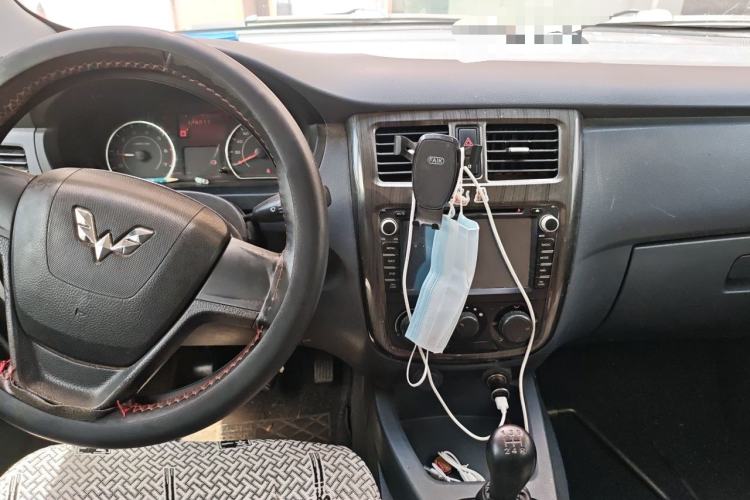 Used Wuling Rongguang V 2016 1.5L Practical Version Non-Power-Assisted Center Console