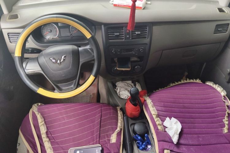 Used Wuling Rongguang V 2016 1.2L Practical Version Center Console