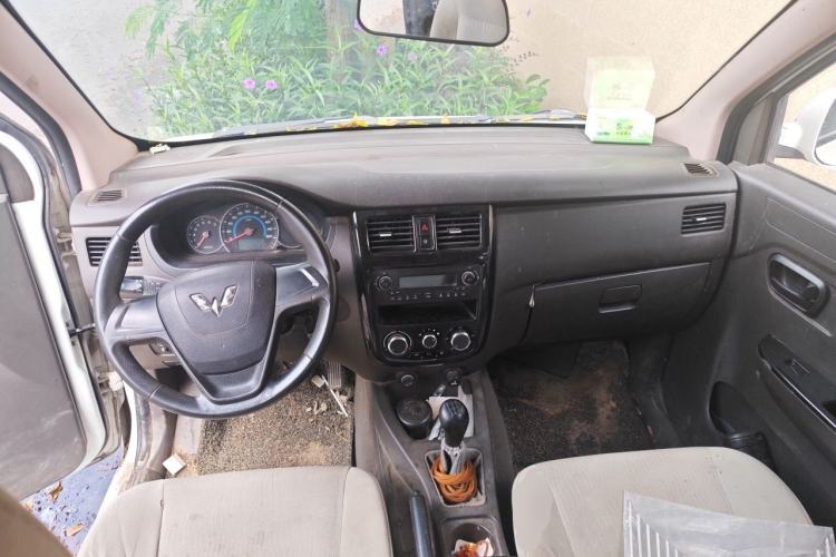 Used Wuling Rongguang V 2016 1.5L Standard Version Center Console