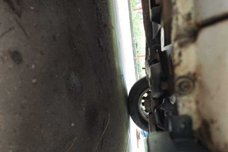 Used Wuling Rongguang V 2016 1.5L Practical Version Non-Power-Assisted Chassis Front Right