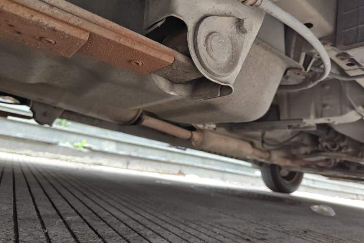 Used Wuling Rongguang V 2016 1.5L Practical Version Non-Power-Assisted Chassis Rear Right