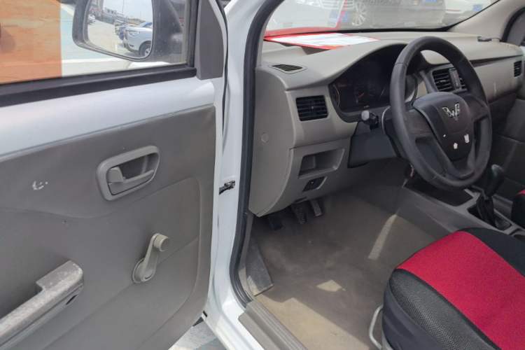 Used Wuling Rongguang V 2016 1.5L Practical Version Non-Power-Assisted Driver Seat