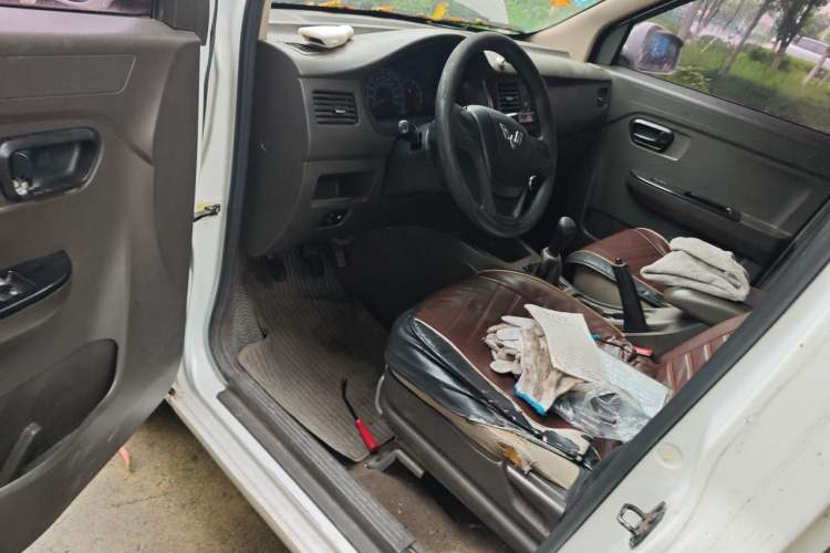 Used Wuling Rongguang V 2016 1.5L Practical Version Non-Power-Assisted Driver Seat