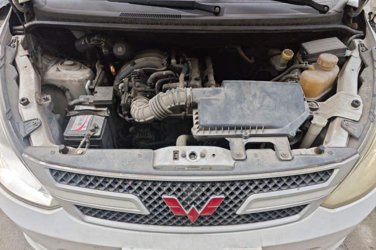 Used Wuling Rongguang V 2016 1.2L Practical Version Engine Bay