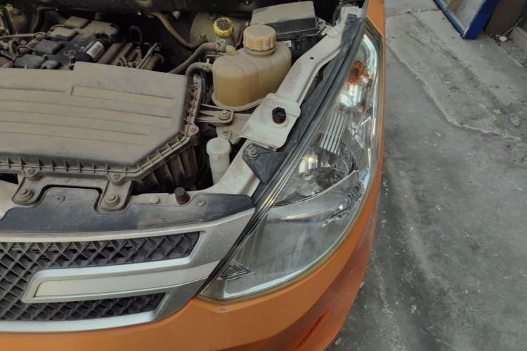 Used Wuling Rongguang V 2016 1.5L Practical Version Non-Power-Assisted Engine Bay Left
