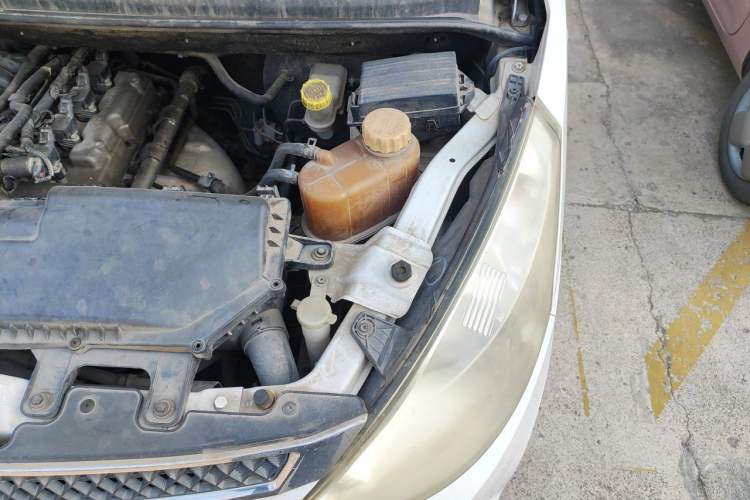 Used Wuling Rongguang V 2016 1.2L Standard Version Engine Bay Left