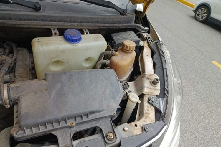 Used Wuling Rongguang V 2016 1.2L Standard Version Engine Bay Left
