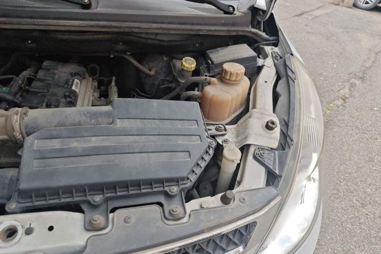 Used Wuling Rongguang V 2016 1.5L Standard Version Engine Bay Left
