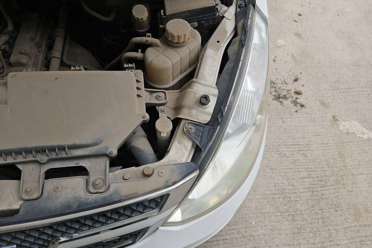 Used Wuling Rongguang V 2016 1.2L Standard Version Engine Bay Left