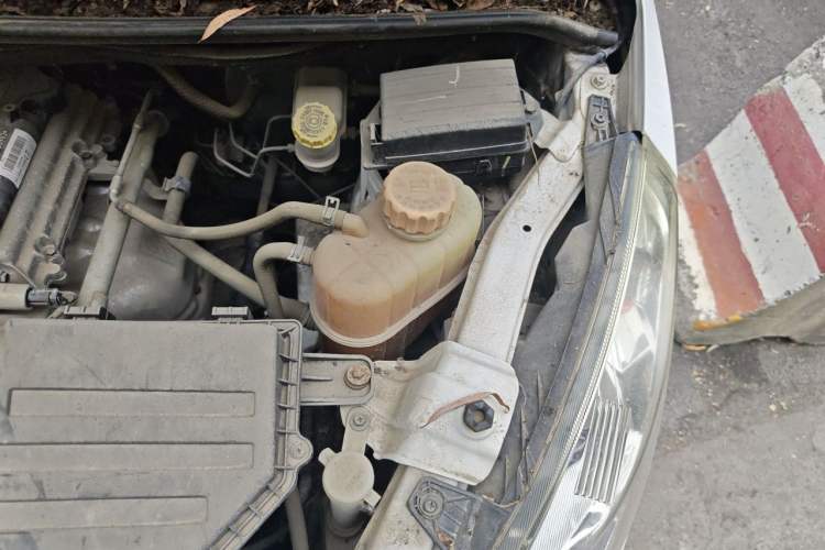 Used Wuling Rongguang V 2016 1.5L Standard Version Engine Bay Left
