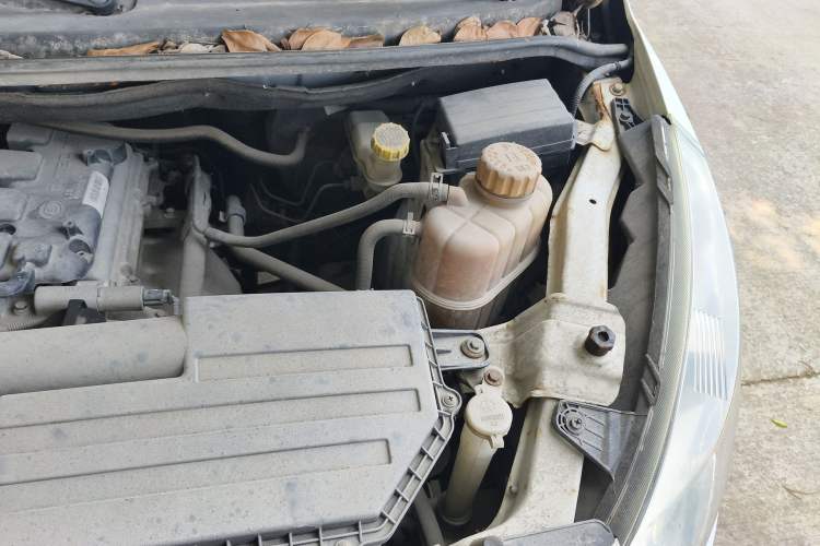 Used Wuling Rongguang V 2016 1.5L Standard Version Engine Bay Left