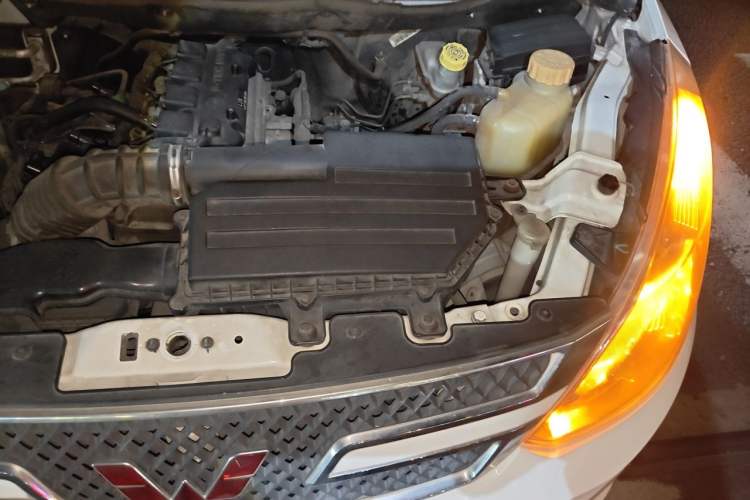 Used Wuling Rongguang V 2016 1.5L Standard Version Engine Bay Left
