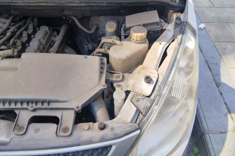 Used Wuling Rongguang V 2016 1.2L Practical Version Engine Bay Left