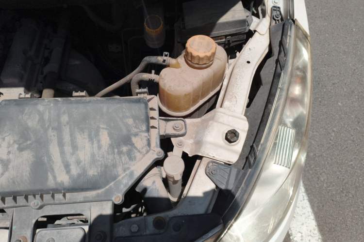 Used Wuling Rongguang V 2016 1.2L Standard Version Engine Bay Left
