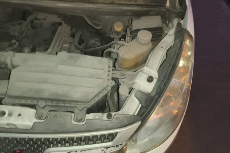 Used Wuling Rongguang V 2016 1.5L Practical Version Non-Power-Assisted Engine Bay Left