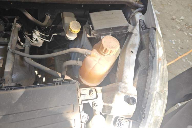Used Wuling Rongguang V 2016 1.5L Standard Version Engine Bay Left