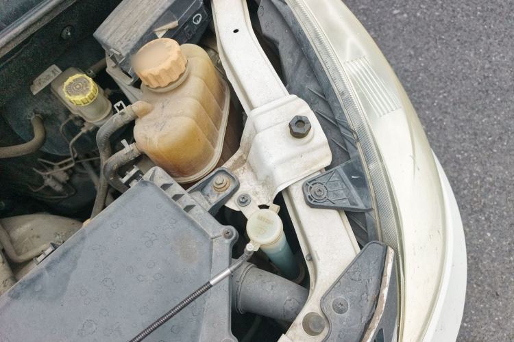 Used Wuling Rongguang V 2016 1.2L Standard Version Engine Bay Left