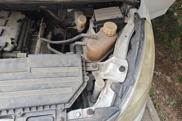 Used Wuling Rongguang V 2016 1.5L Standard Version Engine Bay Left