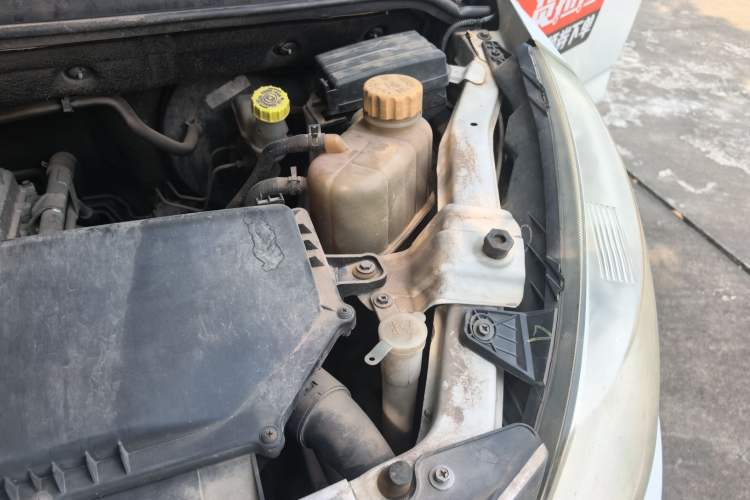 Used Wuling Rongguang V 2016 1.2L Standard Version Engine Bay Left