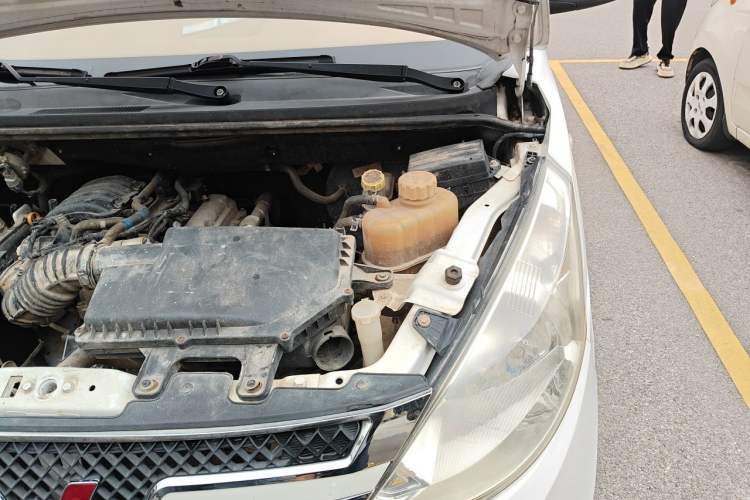Used Wuling Rongguang V 2016 1.2L Practical Version Engine Bay Left