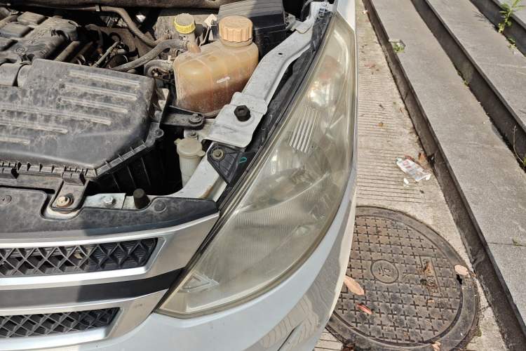 Used Wuling Rongguang V 2016 1.5L Practical Version Non-Power-Assisted Engine Bay Left