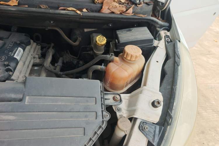 Used Wuling Rongguang V 2016 1.5L Standard Version Engine Bay Left