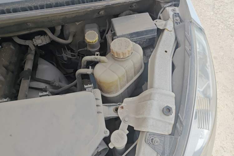Used Wuling Rongguang V 2016 1.2L Practical Model Non-Power-Assisted Engine Bay Left