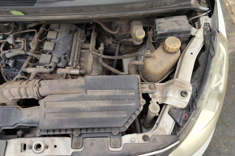 Used Wuling Rongguang V 2016 1.5L Standard Version Engine Bay Left