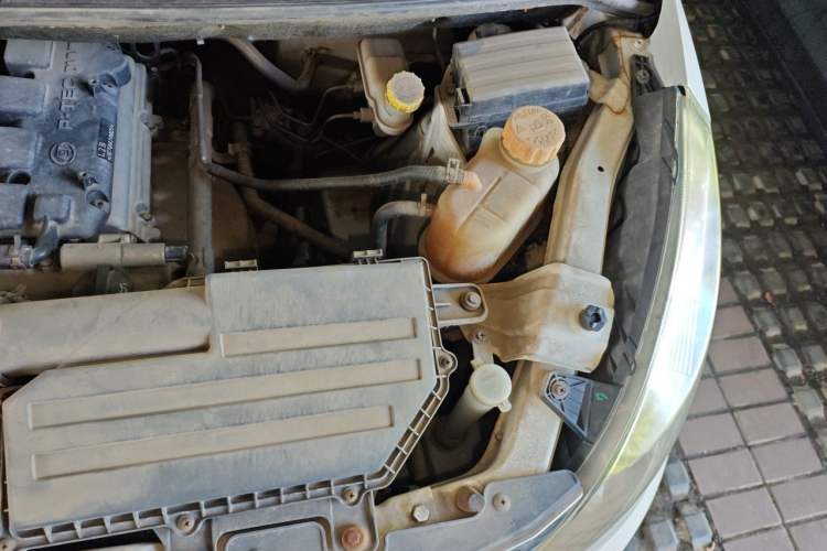 Used Wuling Rongguang V 2016 1.5L Standard Version Engine Bay Left
