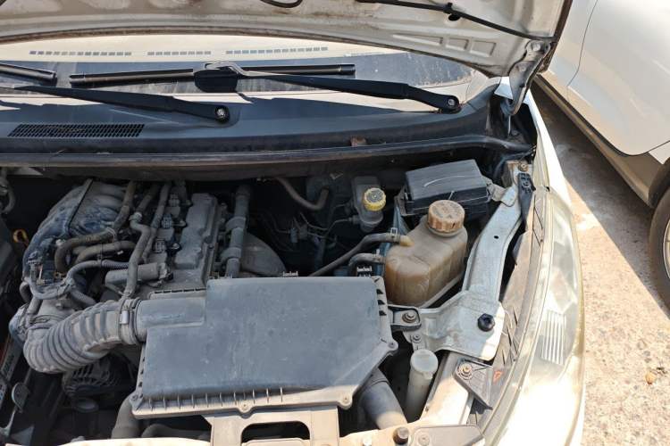 Used Wuling Rongguang V 2016 1.2L Practical Version Engine Bay Left