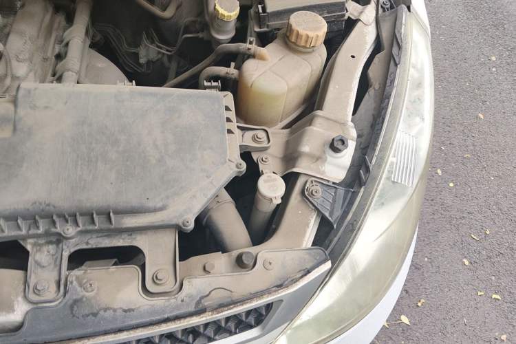 Used Wuling Rongguang V 2016 1.2L Practical Version Engine Bay Left