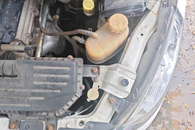 Used Wuling Rongguang V 2016 1.5L Standard Version Engine Bay Left