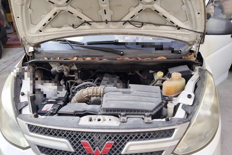 Used Wuling Rongguang V 2016 1.5L Practical Version Non-Power-Assisted Engine Bay