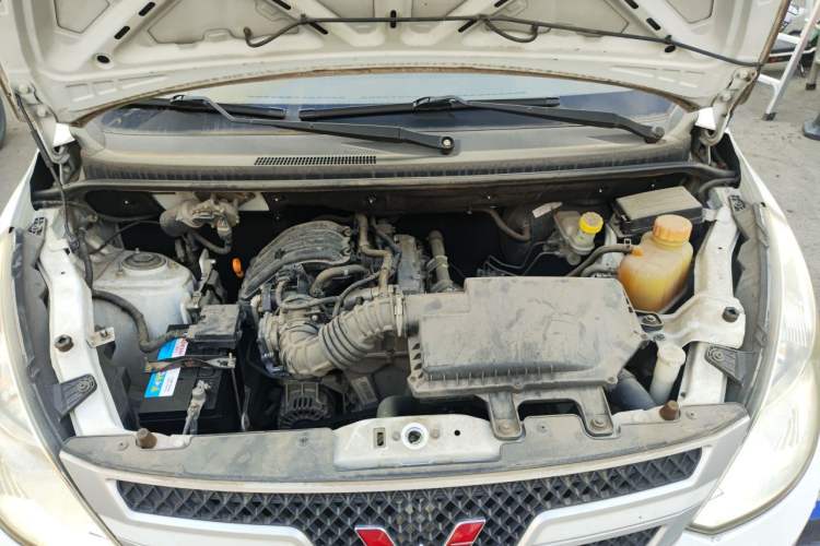 Used Wuling Rongguang V 2016 1.2L Practical Version Engine Bay