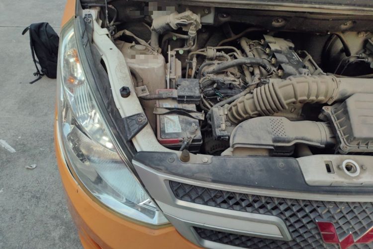 Used Wuling Rongguang V 2016 1.5L Practical Version Non-Power-Assisted Engine Bay Right
