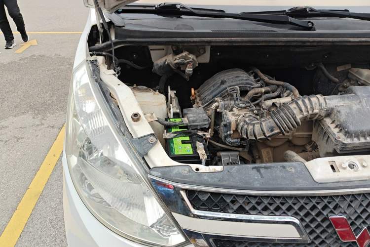 Used Wuling Rongguang V 2016 1.2L Practical Version Engine Bay Right