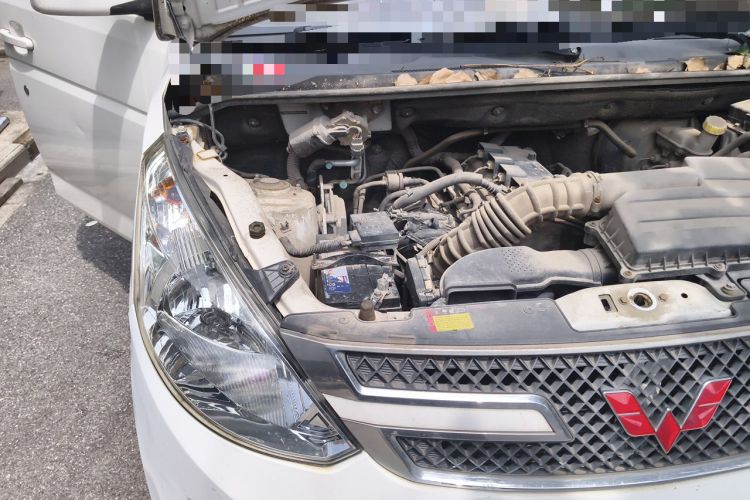 Used Wuling Rongguang V 2016 1.5L Standard Version Engine Bay Right