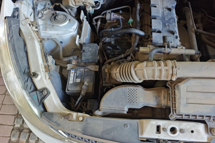 Used Wuling Rongguang V 2016 1.5L Standard Version Engine Bay Right