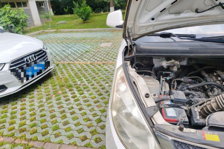 Used Wuling Rongguang V 2016 1.5L Standard Version Engine Bay Right