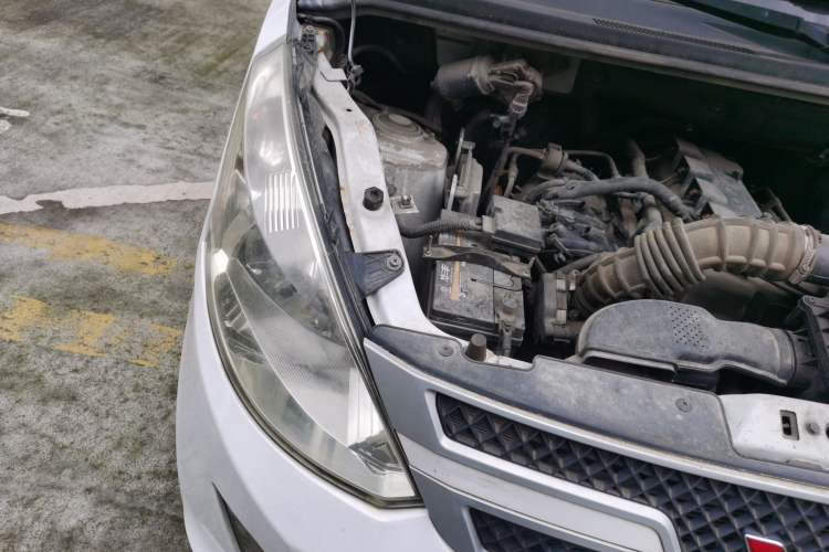 Used Wuling Rongguang V 2016 1.5L Standard Version Engine Bay Right