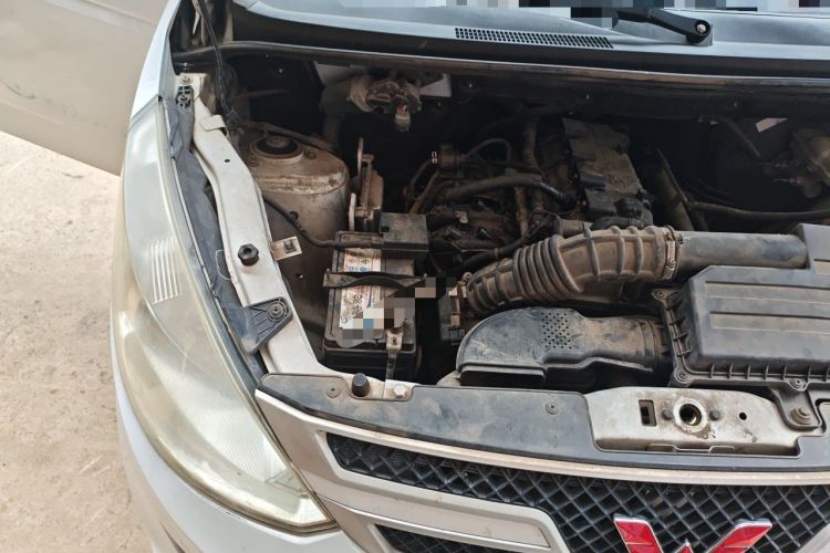 Used Wuling Rongguang V 2016 1.5L Practical Version Non-Power-Assisted Engine Bay Right