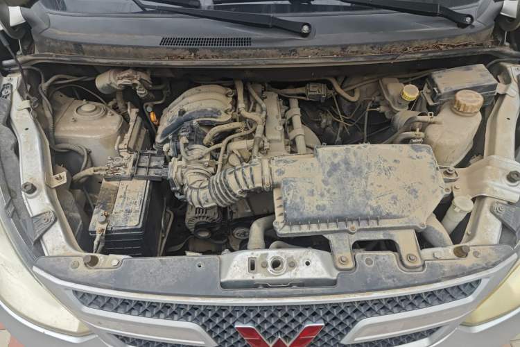 Used Wuling Rongguang V 2016 1.2L Practical Model Non-Power-Assisted Engine Bay