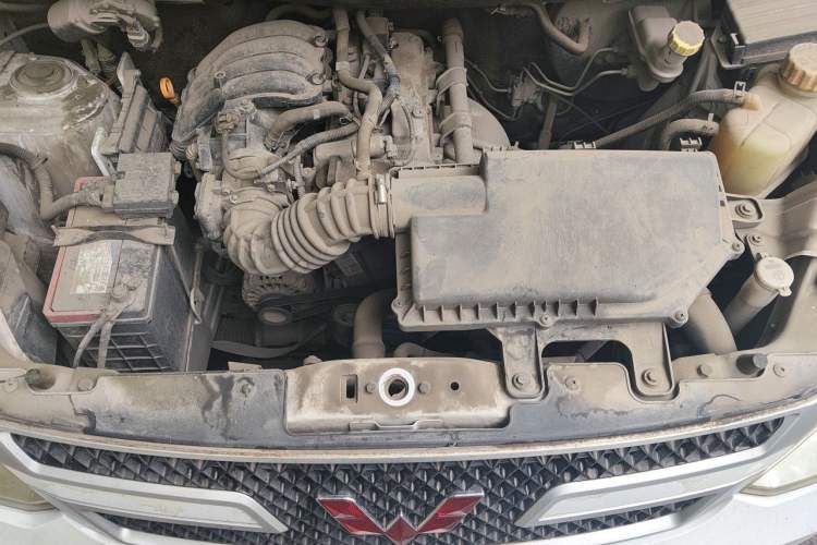 Used Wuling Rongguang V 2016 1.2L Practical Version Engine Bay