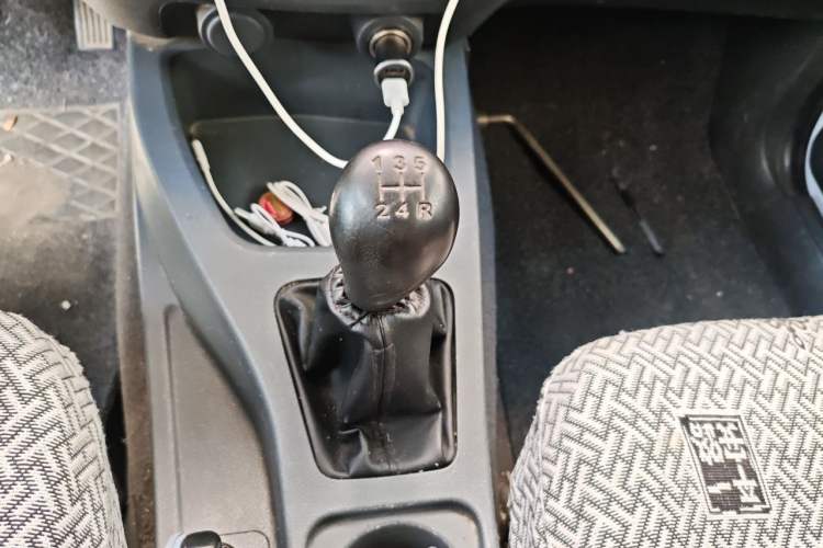 Used Wuling Rongguang V 2016 1.5L Practical Version Non-Power-Assisted Gear Lever