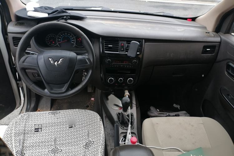 Used Wuling Rongguang V 2016 1.5L Standard Version Interior 2