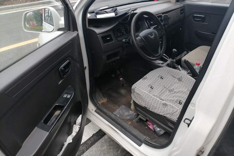 Used Wuling Rongguang V 2016 1.5L Standard Version Interior 3