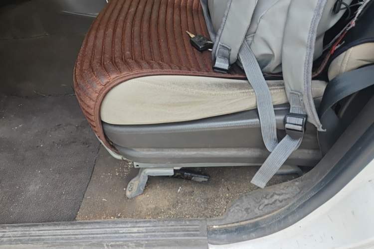 Used Wuling Rongguang V 2016 1.2L Practical Model Non-Power-Assisted Left Front Seat