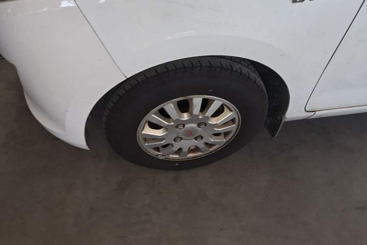 Used Wuling Rongguang V 2016 1.5L Standard Version Left Front Wheel Hub